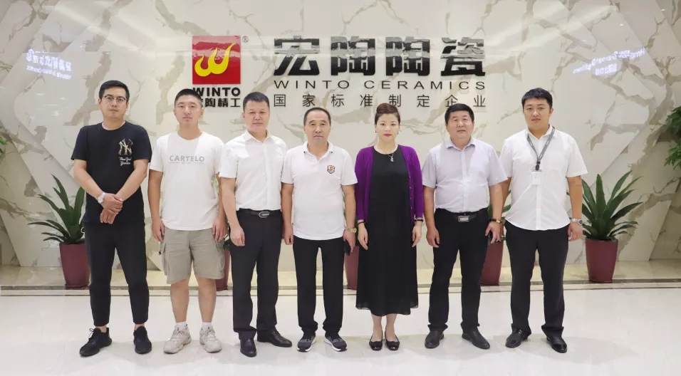 陶瓷磚地磚品牌總經(jīng)理曹剛毅、哈爾濱宏陶經(jīng)銷商負(fù)責(zé)人石立祥合影